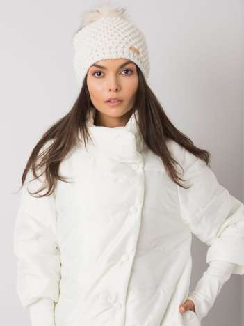 Weiße Wintermütze mit Pompon.