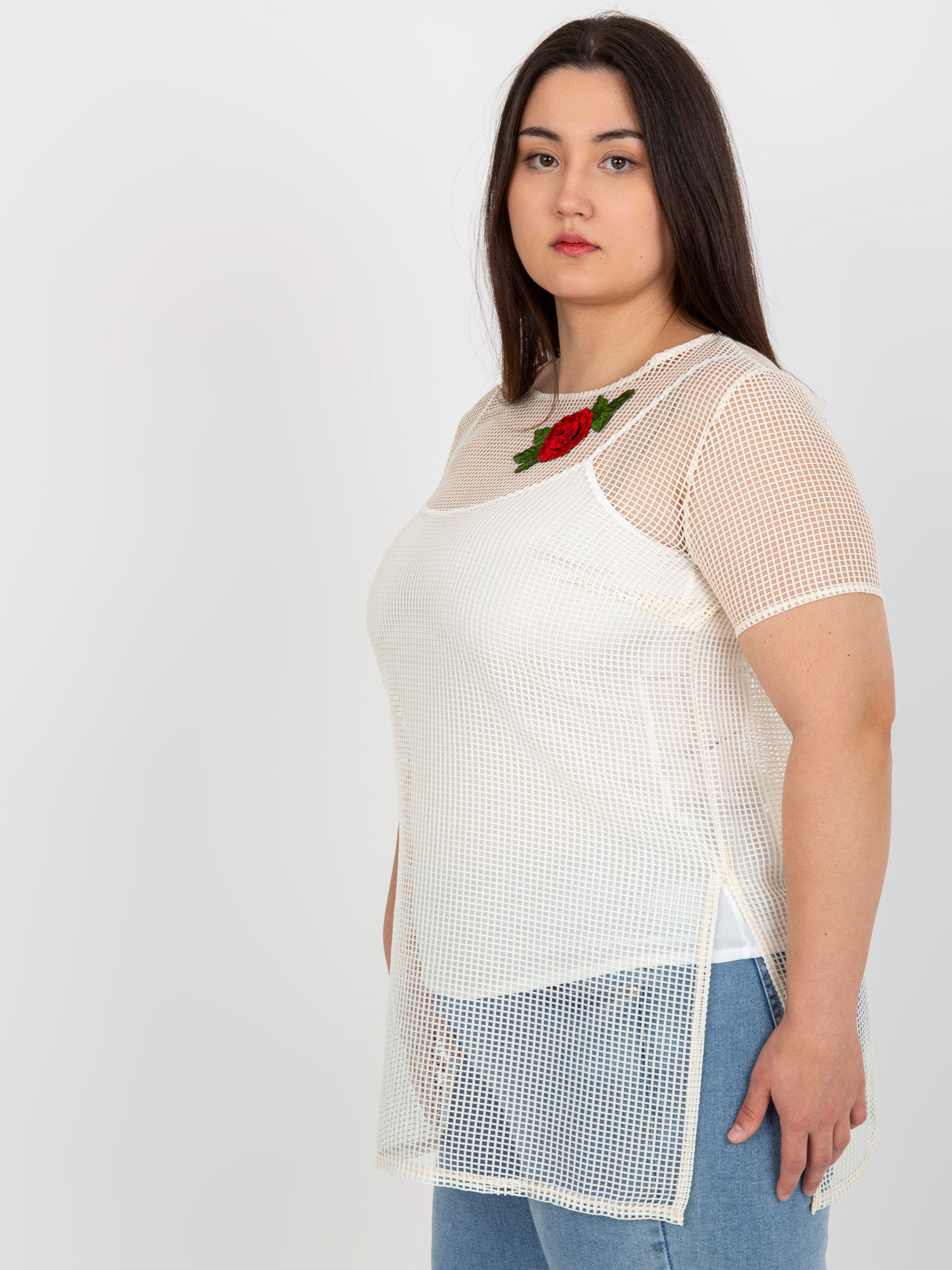 Jasnobeżowa dwuczęściowa bluzka plus size z naszywką