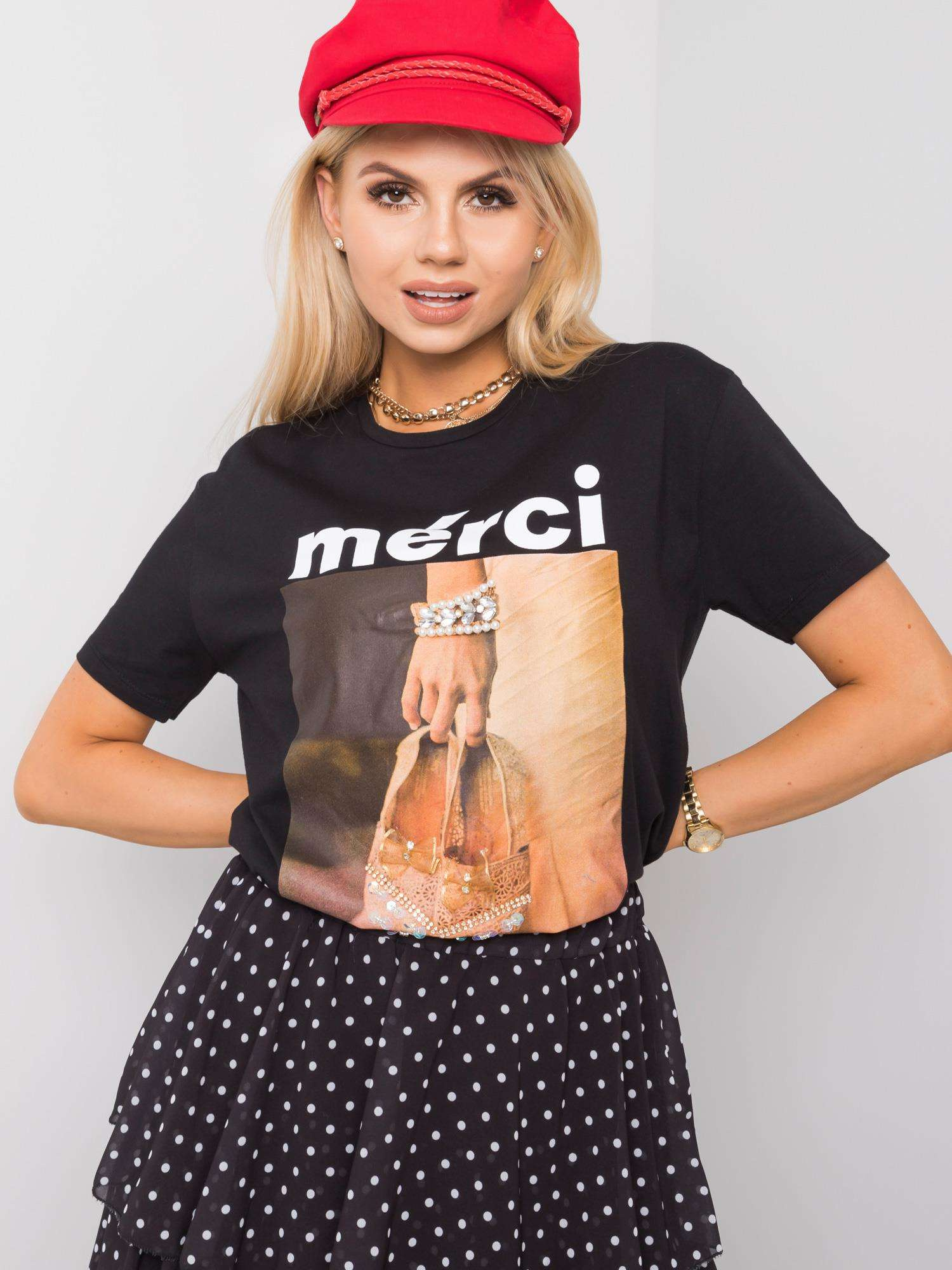 Juodas Kylie marškinėliai.