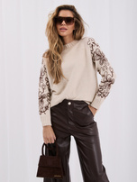 Helle beige Damenpullover mit kontrastierendem Stickerei.