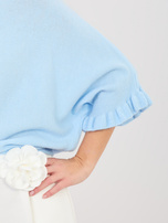 Pastelowy niebieski sweter z falbankami przy rękawach