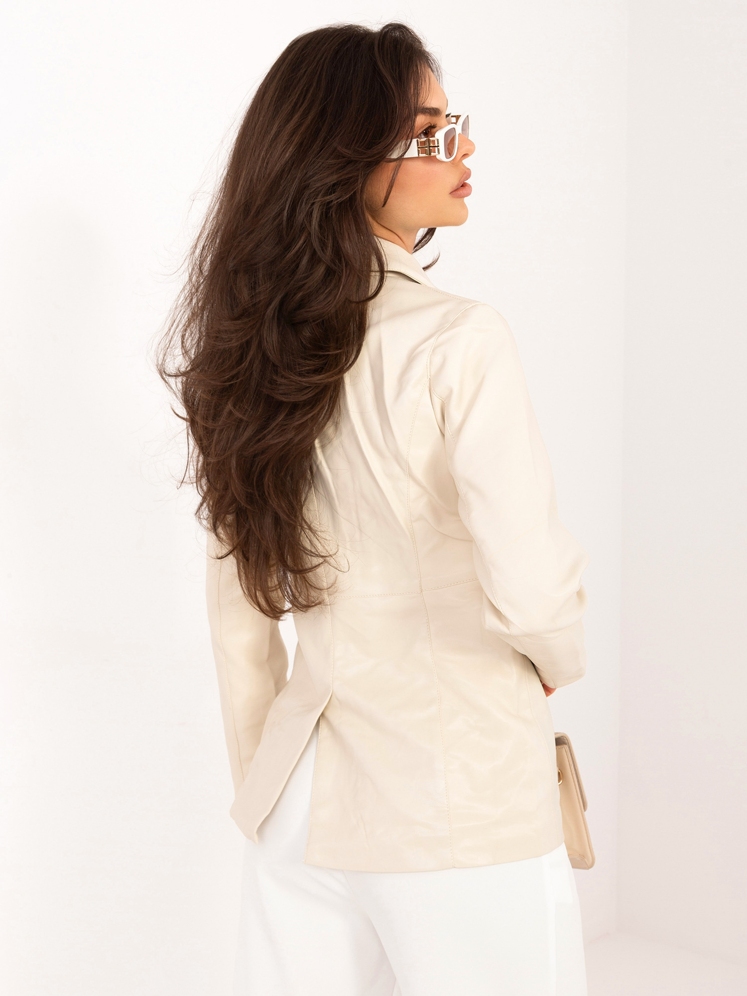 Jasnobeżowa taliowana marynarka z ekoskóry