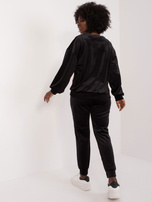 Hurtownia Czarny komplet welurowy z bluzą w kwiaty