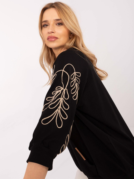 Czarna bluza kangurka z haftem na rękawach RUE PARIS