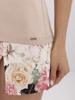 Beżowy t-shirt basic o dopasowanym kroju