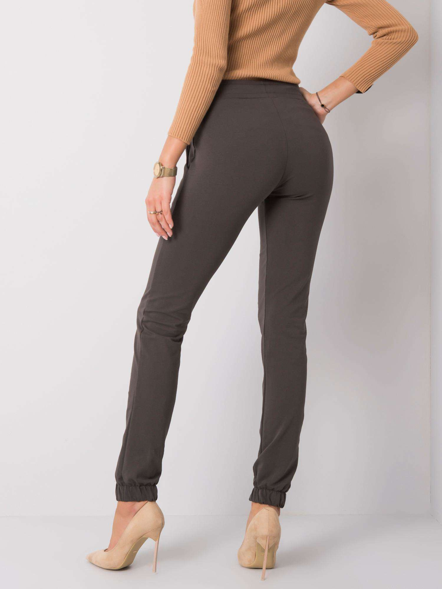 Dunkle Khaki-Hose Limma.