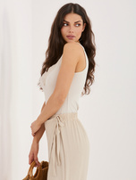 Jasnobeżowy prążkowany top z wiskozy