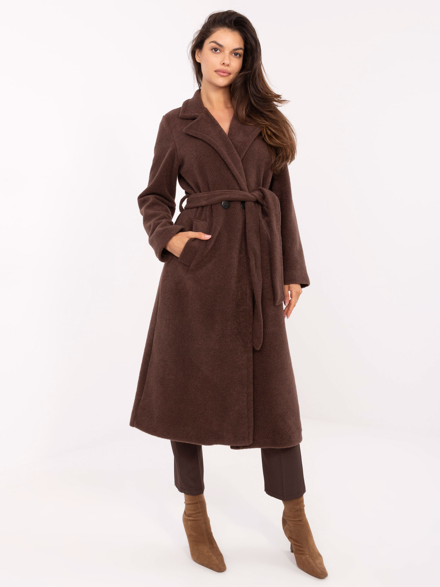 Hnědý klasický kabát s páskem.