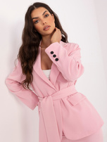 Jasnoróżowy damski garnitur z wiązanym paskiem
