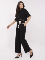 Schwarzes Musselin-Damenoutfit für den Sommer.