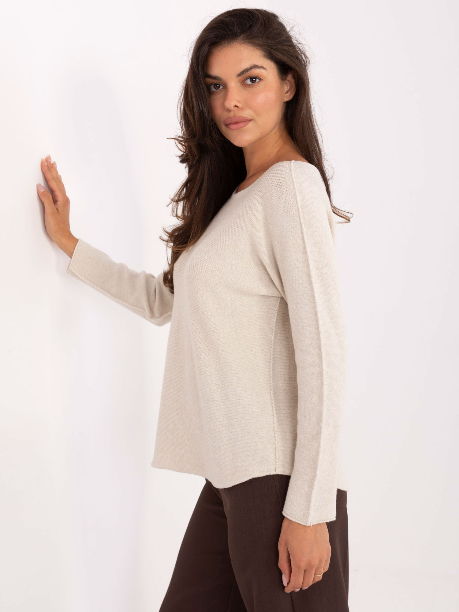 Hellebeige Pullover mit langen Ärmeln.