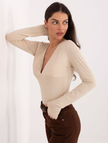 Beżowa dopasowana bluzka z głębokim dekoltem