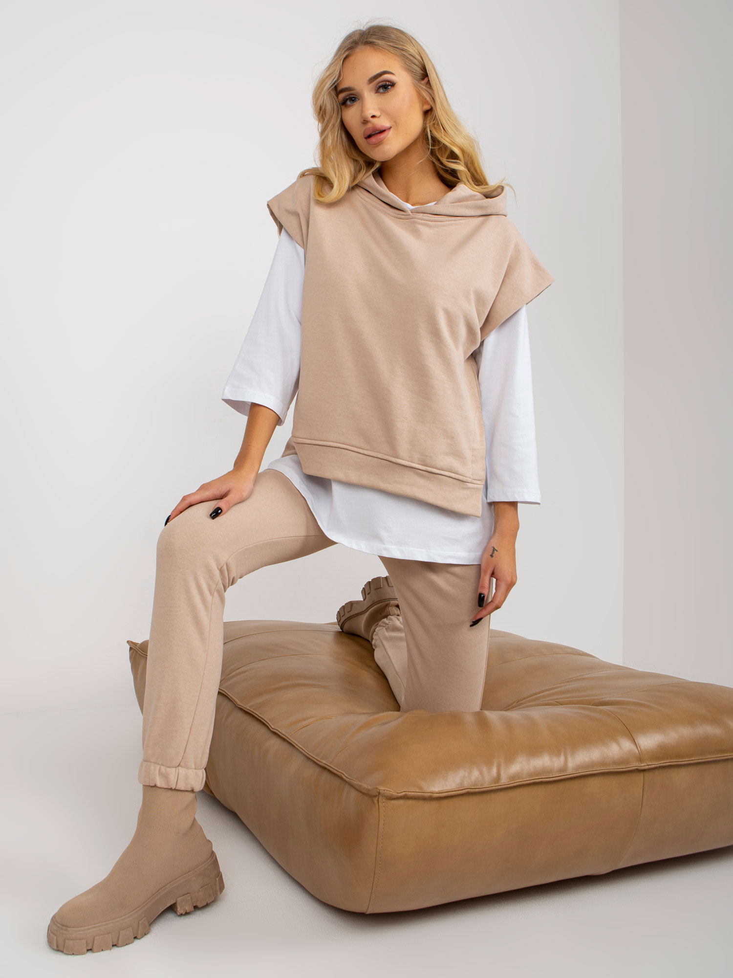 Beżowy trzyczęściowy komplet casualowy z bluzą