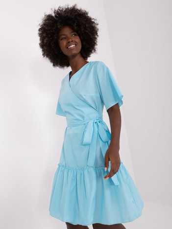 Hurt hellblaues Baumwollkleid mit Rüsche.