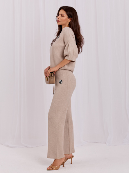 Béžový pletený komplet s bufkovými rukávmi.