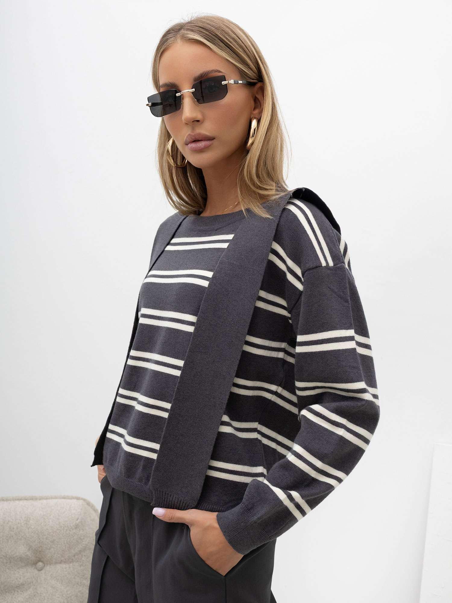Grafitischer Damenpullover 2in1 mit Streifen.
