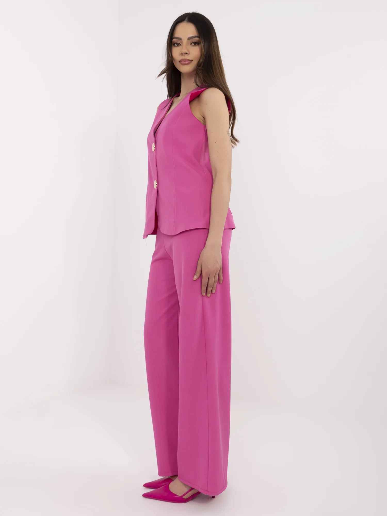 Fuchsijový elegantní komplet s ozdobnými knoflíky.