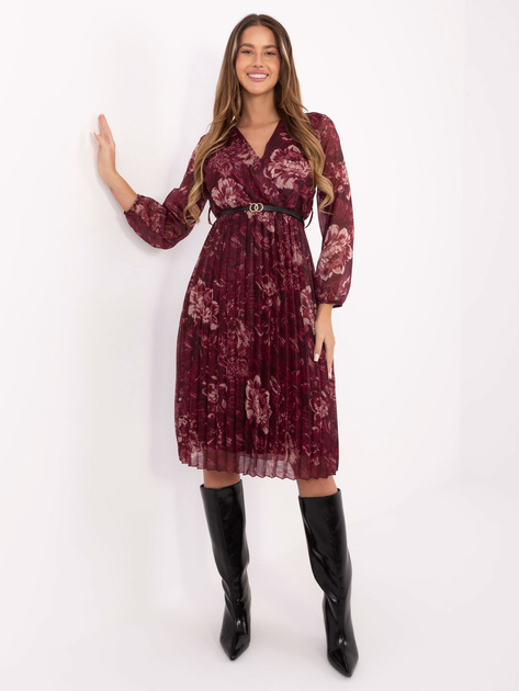 Bordowa plisowana sukienka z paskiem