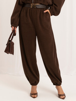 Hnědé kordové kalhoty se stahovacími manžetami.
