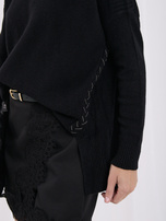 Schwarzer Damen Oversize-Pullover mit Rollkragen und Schlitzen.