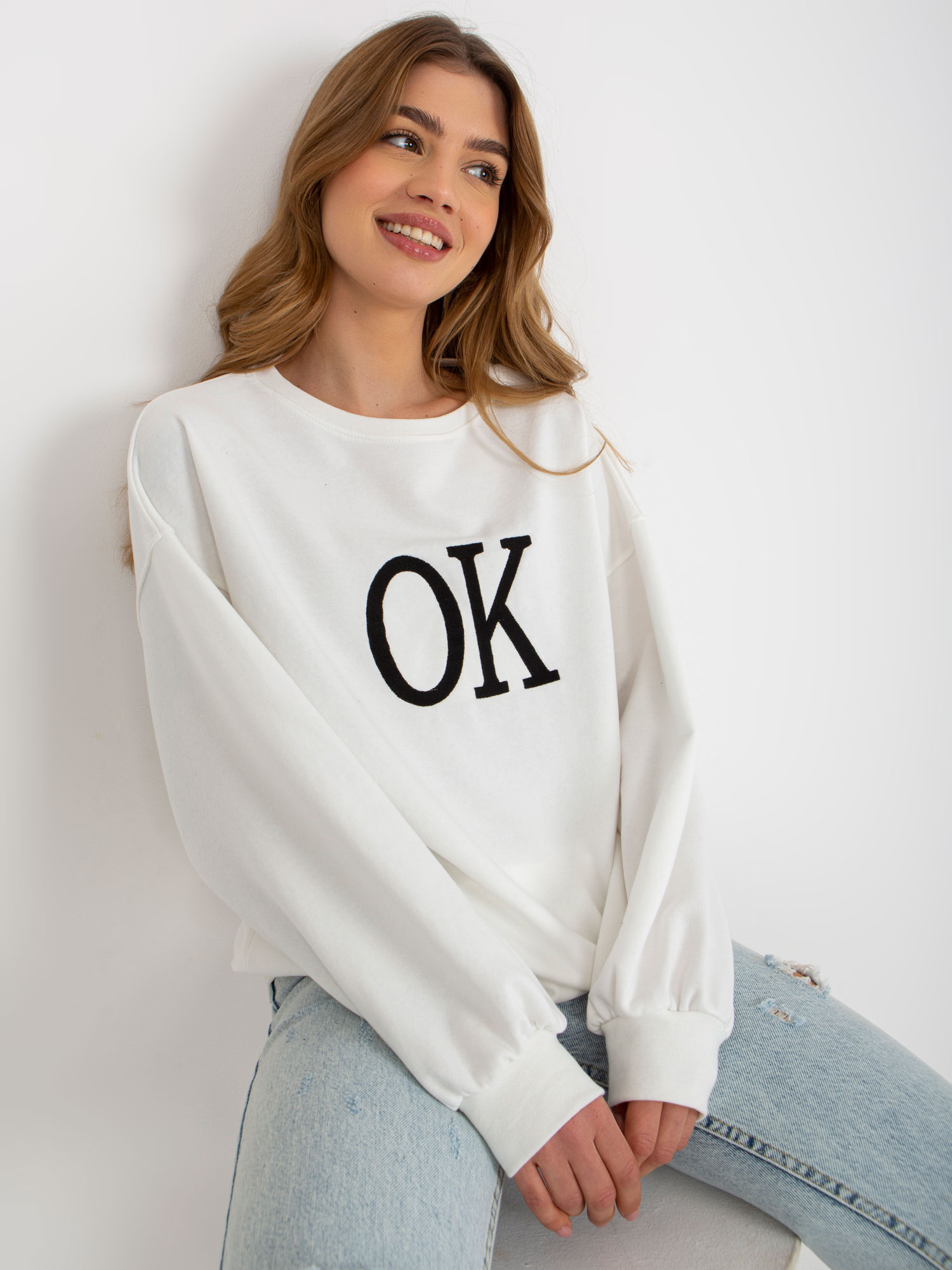 Biała luźna bluza oversize bez kaptura z haftem