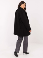 Czarny płaszcz z broszkami w kształcie kwiatów