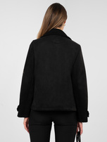 Czarny dwurzędowy płaszcz z paskami na rękawach