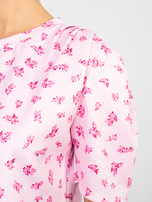 Pastelowa różowa luźna bluzka z nadrukiem