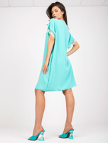 Miętowa luźna sukienka oversize z dekoltem w serek