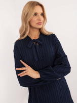 Hurt Granatowa sukienka z falbaną i długim rękawem OCH BELLA