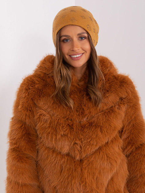 Hurt Musztardowa damska czapka z aplikacjami