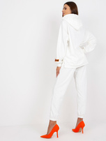 Biały komplet dresowy ze spodniami z wysokim stanem