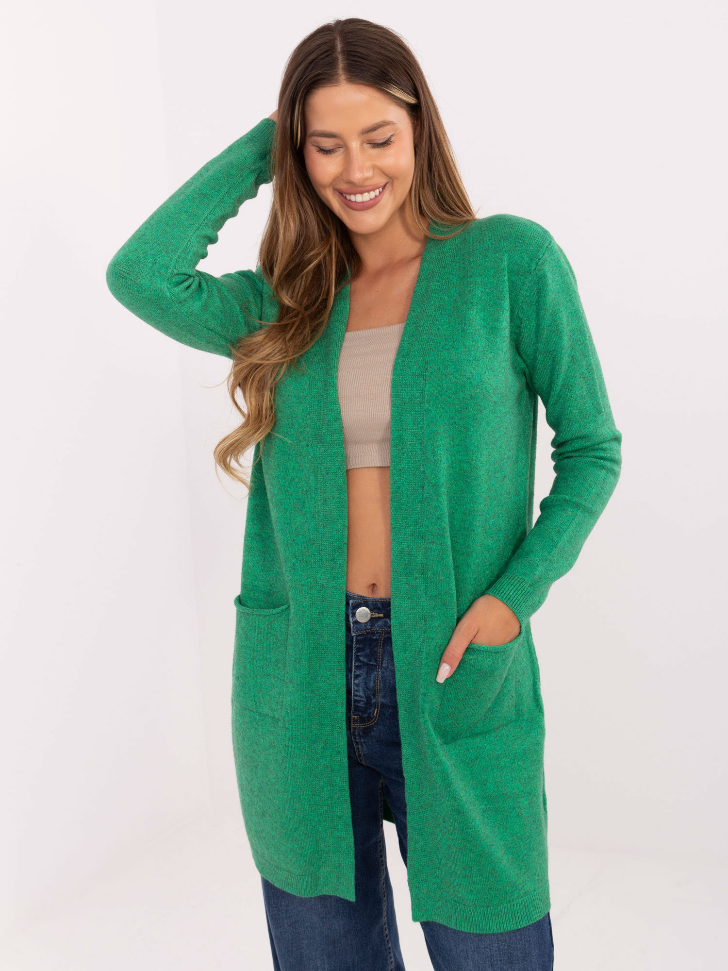 Grüner Cardigan mit langen Ärmeln.