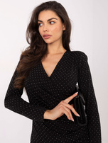 Czarna mini sukienka z poduszkami na ramionach