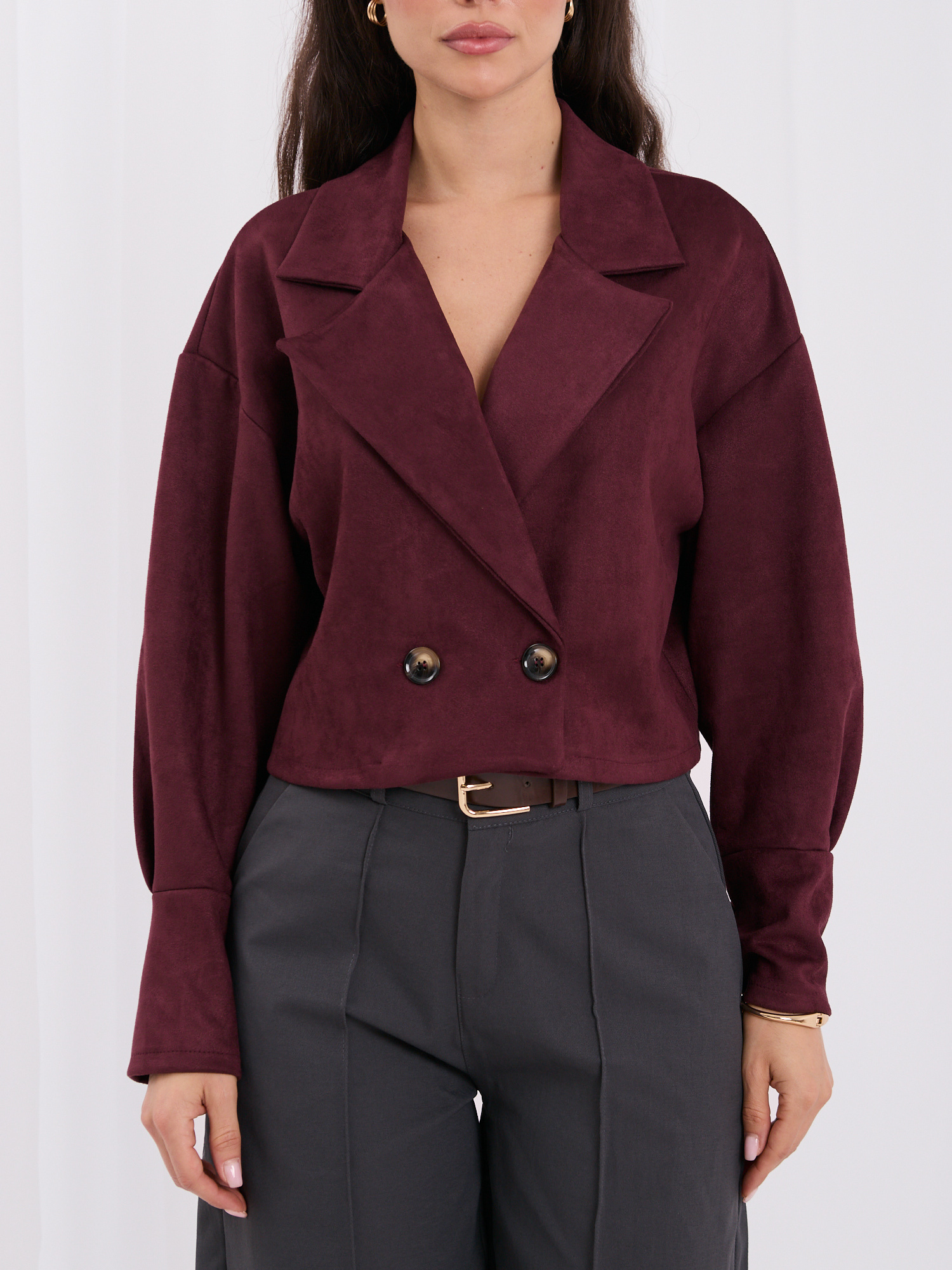 Burgunderjacke mit Wildleder-Effekt und puffigem Ärmel.