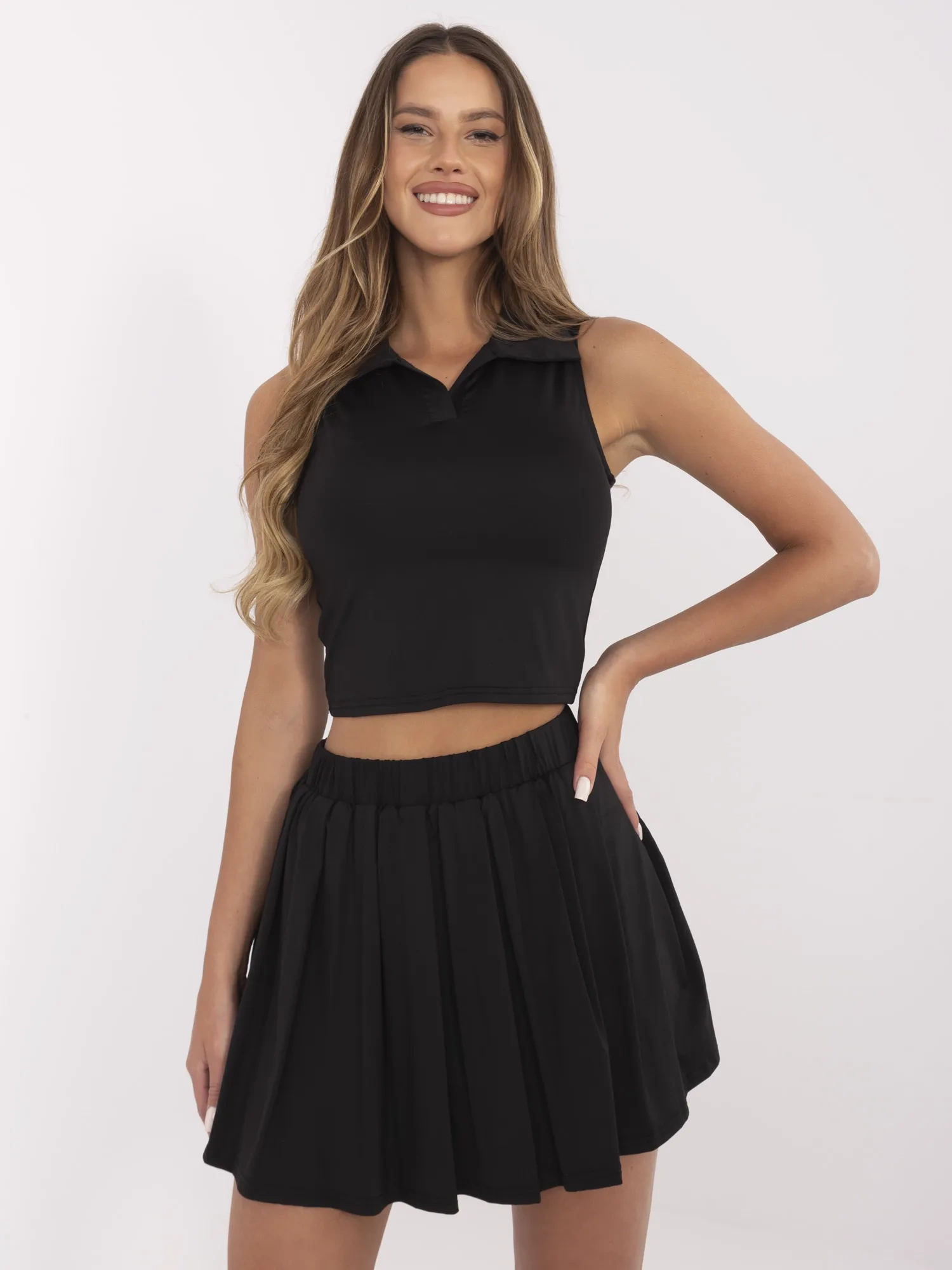 Schwarzes Sportoutfit mit Poloshirt.