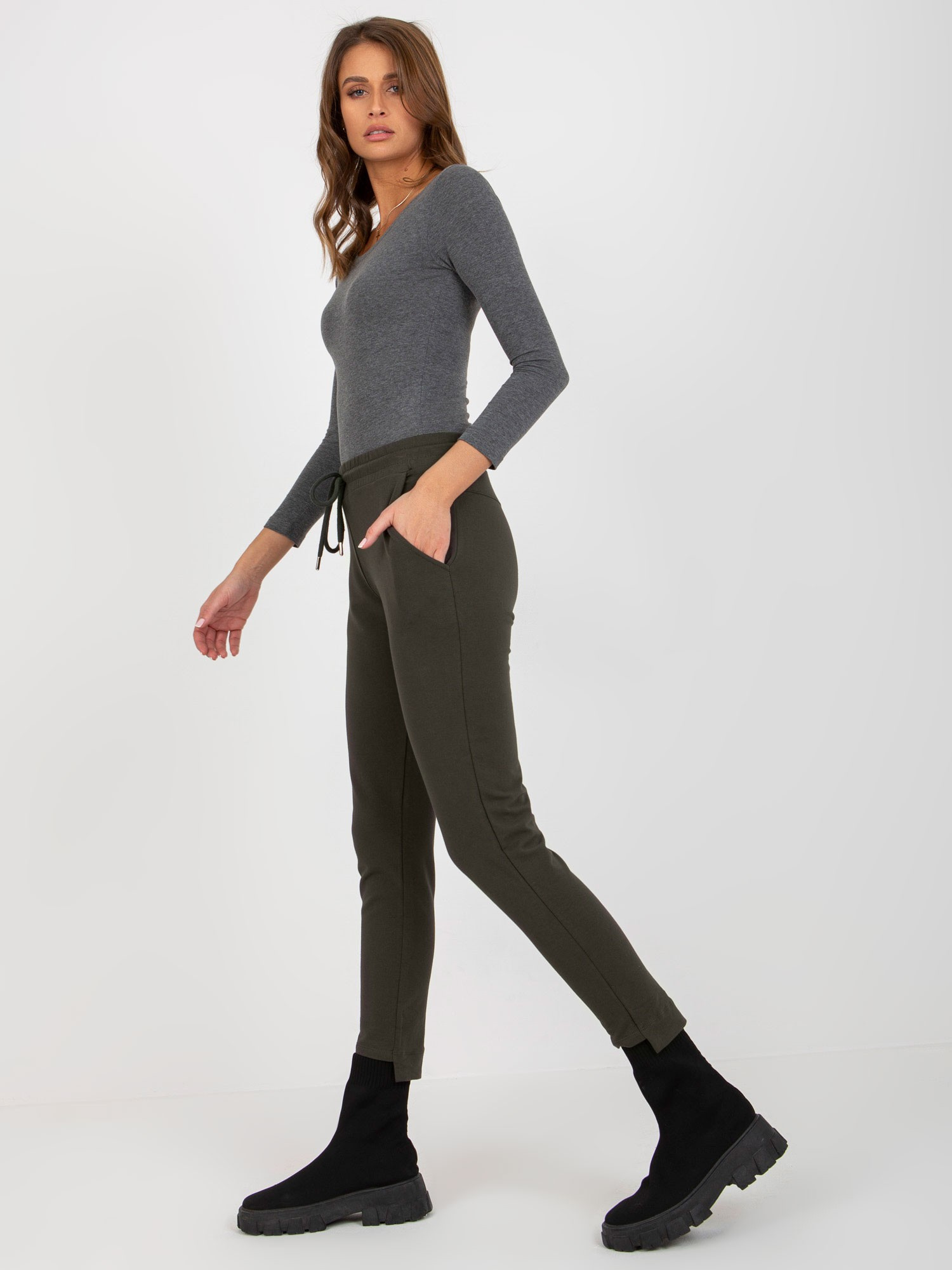 Khaki dresowe spodnie basic z kieszeniami