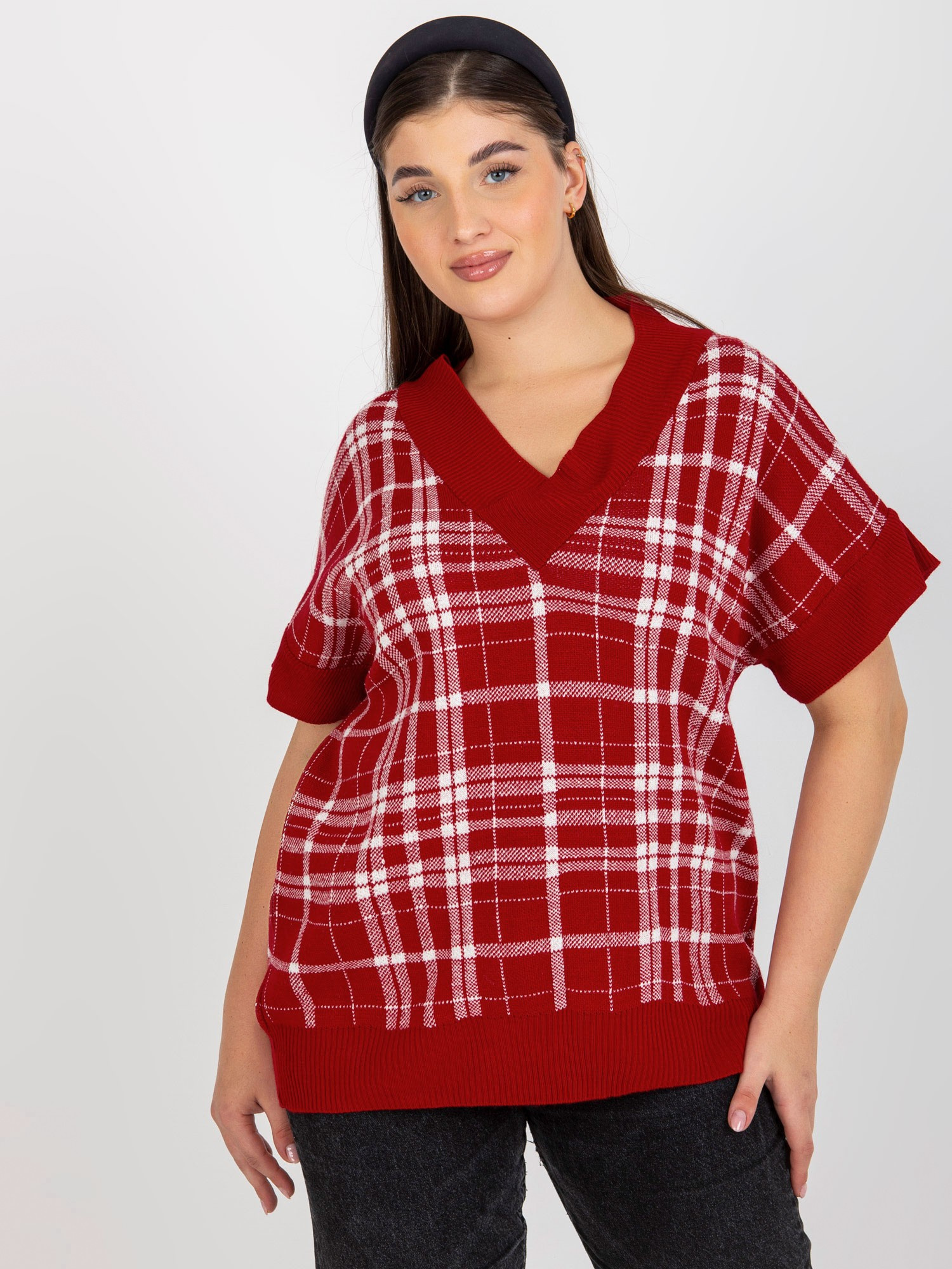 Czerwona dzianinowa kamizelka plus size w kratę