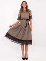 Hurtownia Ciemnobeżowa wełniana sukienka z koronką