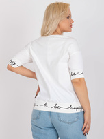 Ecru volná blůza plus size s kulatým výstřihem.