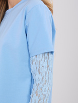 Jasnoniebieska bluzka z koronkowymi rękawami