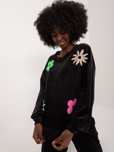 Hurtownia Czarny komplet welurowy z bluzą w kwiaty