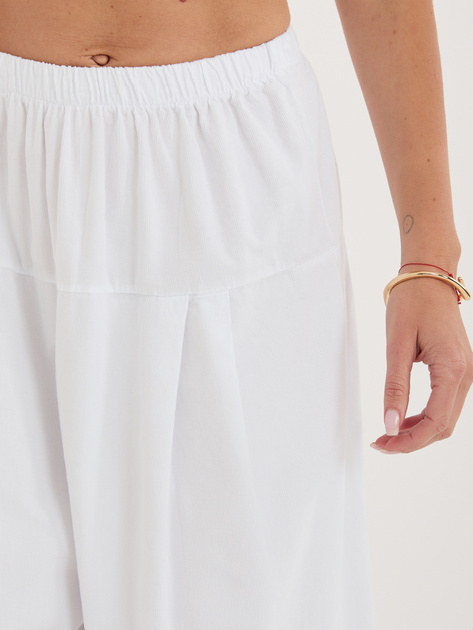 Białe sztruksowe spodnie alladynki