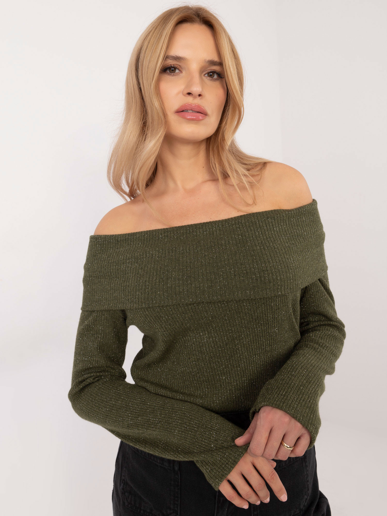 Hurt Khaki przylegający sweter hiszpanka z wiskozy
