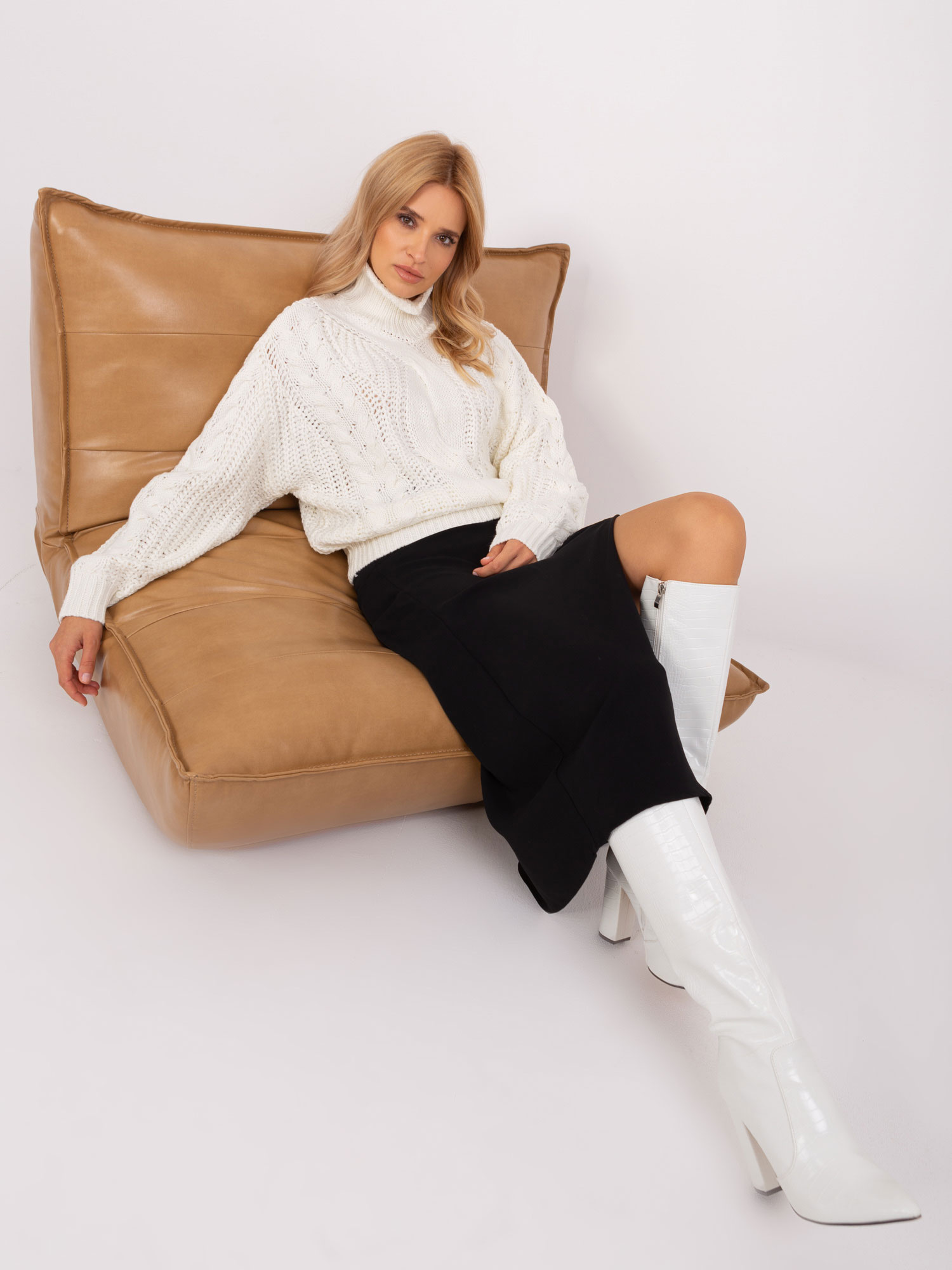 Ecru damski sweter oversize z warkoczami