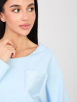 Jasnoniebieska bluzka z postrzępionymi szwami 