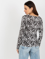 Hurtownia Biało-czarna dopasowana bluzka we wzory