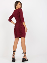 Hurt Bordowa sukienka koktajlowa z aplikacjami z koronki
