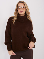 Dunkelbrauner Damenpullover im Oversize-Schnitt.
