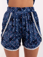 Dunkelblaue kurze Shorts mit Herzchen.